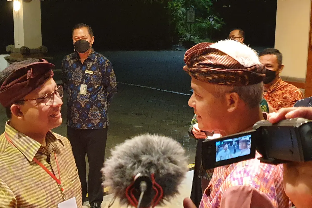 Momen keakraban Gubernur DKI Jakarta, Anies Baswedan (kiri) dengan Gubenur Jawa Tengah, Ganjar Pranowo