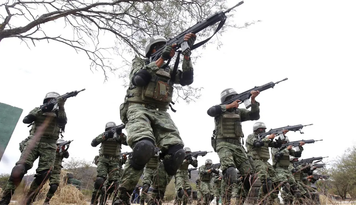 Anggota Angkatan Darat Meksiko melakukan manuver senapan FX-05 Xiuhcoatl buatan Meksiko saat pelatihan pasukan khusus di Pangkalan Militer Los Capulines, Jamay, Jalisco, Meksiko, 21 Januari 2022. Tentara Meksiko melatih 650 anggota keamanan nasional dan keamanan dalam negeri. (ULISES RUIZ/AFP)