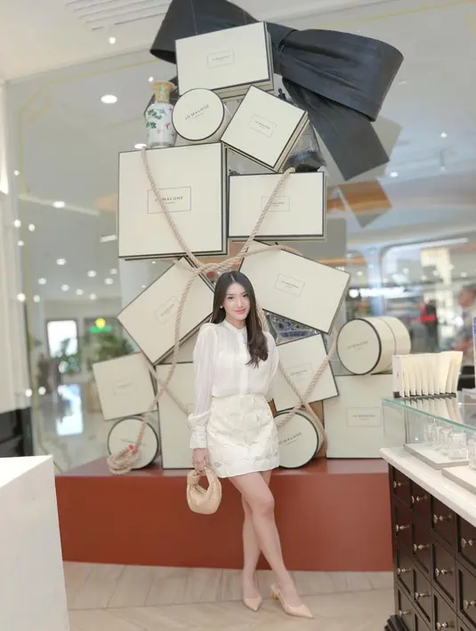 Di sini, Anissa Aziza pakai outfit serba putih. Ia mengenakan blouse lengan panjang yang dipadukannya dengan mini skirt yang sama-sama berwarna putih. [Foto: Instagram/anissaaziza]