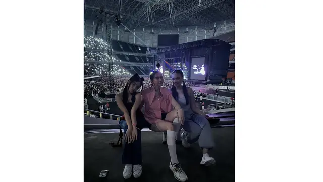 Gaya Stylish Fuji Nonton Konser Bruno Mars (Sumber: Instagram/andynlaila )
