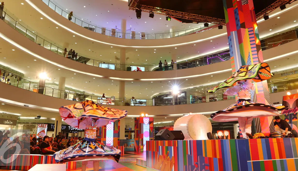 Penari membawakan Tarian Sufi Mesir, Tanoura di Atrium Senayan City, Jakarta (22/06). Bertepatan dengan HUT DKI Jakarta ke 489, juga menampilkan berbagai kesenian khas Ramadan. (Liputan6.com/Fery Pradolo)