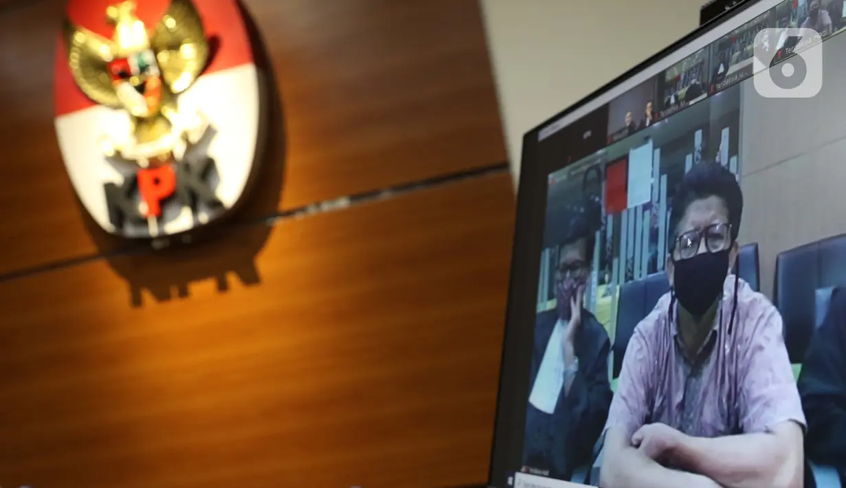 Layar monitor menampilkan terdakwa suap pengurusan restitusi pajak PT WAE tahun 2015-2016, Hadi Sutrisno saat menjalani sidang pembacaan putusan secara daring di Gedung KPK, Jakarta, Senin (6/7/2020). Hadi Sutrisno dihukum tiga tahun penjara denda Rp 200 juta. (Liputan6.com/Helmi Fithriansyah)
