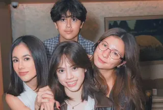 Wulan Guritno dan ketiga anaknya yang kini sudah dewasa dan remaja. [@wulanguritno]