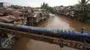 Suasana di bantaran Sungai Ciliwung, Manggarai, Jakarta (31/10). Kepala Bappenas Bambang Brodjonegoro mengatakan saat ini terdapat 13,5 juta penduduk Indonesia yang hidup miskin di lingkungan kumuh. (Liputan6.com/Immanuel Antonius)