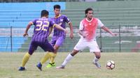 Pemain asing yang menjalani seleksi di PS TNI, Khairallah Abdelkb, tengah menghindari kejaran pemain tim Malaysia, UiTM, saat laga uji coba di Stadion Mini Persikabo, Cibinong, Minggu (7/1/2018). (Dok. PS TNI)