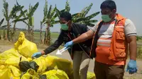 Polisi olah TKP pembuangan limbah medis di Karawang (Liputan6.com/Abramena)