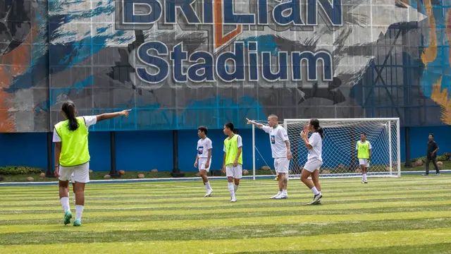 BRI Gelar Coaching Clinic Bersama Radja Nainggolan di BRILian Stadium
