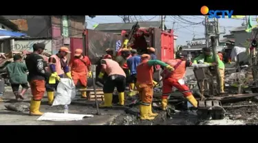 Aksi bersih-bersih ini merupakan rangkaian kegiatan Clean Up Jakarta Day yang digelar serentak di 70 lokasi di Jakarta.