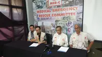 Pembina Medical Emergency Rescue Committee (MER-C) Joserizal Jurnalis saat memberikan keterangan terkit petugas KPPS yang wafat. (Liputan6.com/Nanda Perdana Putra)