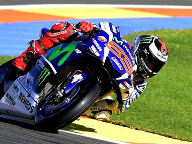 Pebalap Movistar Yamaha, Jorge Lorenzo, menjadi pebalap tercepat pada sesi latihan bebas pertama dan kedua MotoGP Valencia di Sirkuit Ricardo Tormo, Valencia, Jumat (11/11/2016). (AFP/Jose Jordan)