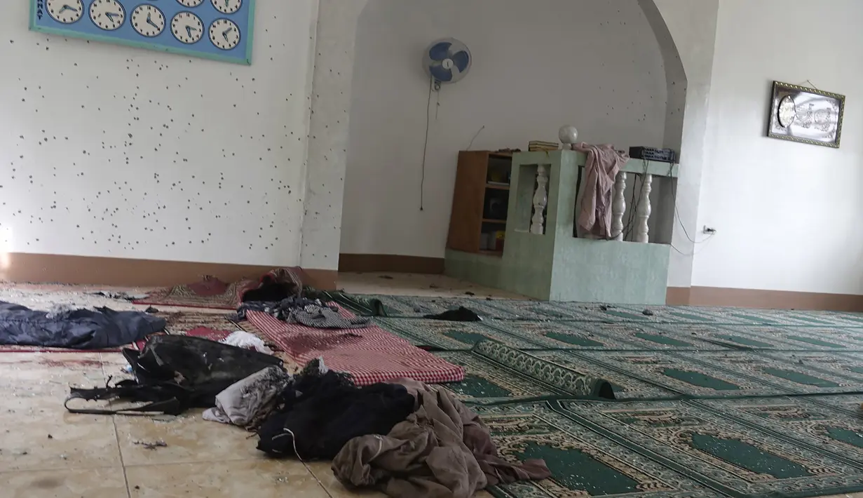 Kondisi di dalam sebuah masjid setelah serangan granat di Zamboanga, Filipina selatan, Rabu (30/1). Peristiwa ini berselang dua hari setelah ledakan dua bom di gereja Katedral di Jolo, yang merenggut 20 nyawa. (Photo by STR / AFP)