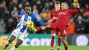 Gelandang Liverpool, Thiago Alcantara (kanan) berebut boa dengan striker Brighton and Hove Albion, Danny Welbeck pada laga Liga Inggris 2022/2023 di Amex Community Stadium, Brighton (14/1/2023). Thiago Alcantara didatangkan Liverpool pada awal musim 2020/2021 dari Bayern Munchen dengan nilai transfer sebesar 22 juta euro atau kini setara Rp358 miliar dan masih bertahan hingga kini. (AFP/Glyn Kirk)