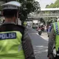 Pengendara sepeda motor melintas saat polisi lalu lintas berjaga pada Operasi Zebra Jaya 2022 di Jakarta, Selasa (4/10/2022). Operasi Zebra Jaya dilaksanakan pada tanggal 3 hingga 17 Oktober untuk menekan jumlah pelanggaran lalu lintas. (Liputan6.com/Faizal Fanani)