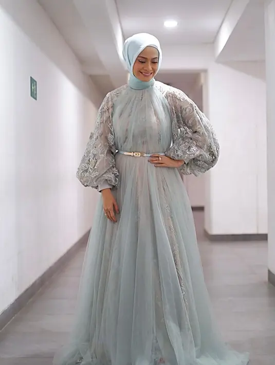 "Kakak Aku Pangling loh liatnya.. Sampe aku Zoom Masyallah Cantikkk bangettt @ersamayori," tulis kurniawatireal. "Saya kira ini ineke koesherawati gak taunya do zoom mbak eca @ersamayori," tulis imroatunsusanto7. [Instagram/ersamayori]