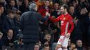 Gelandang MU, Juan Mata melakukan selebrasi usai mencetak gol ke gawang Feyenoord pada pertindangan Grup A Liga Europa di Stadion Old Trafford, Inggris (24/11). MU menang telak atas Feyenoord dengan skor 4-0. (Reuters/Carl Recine)