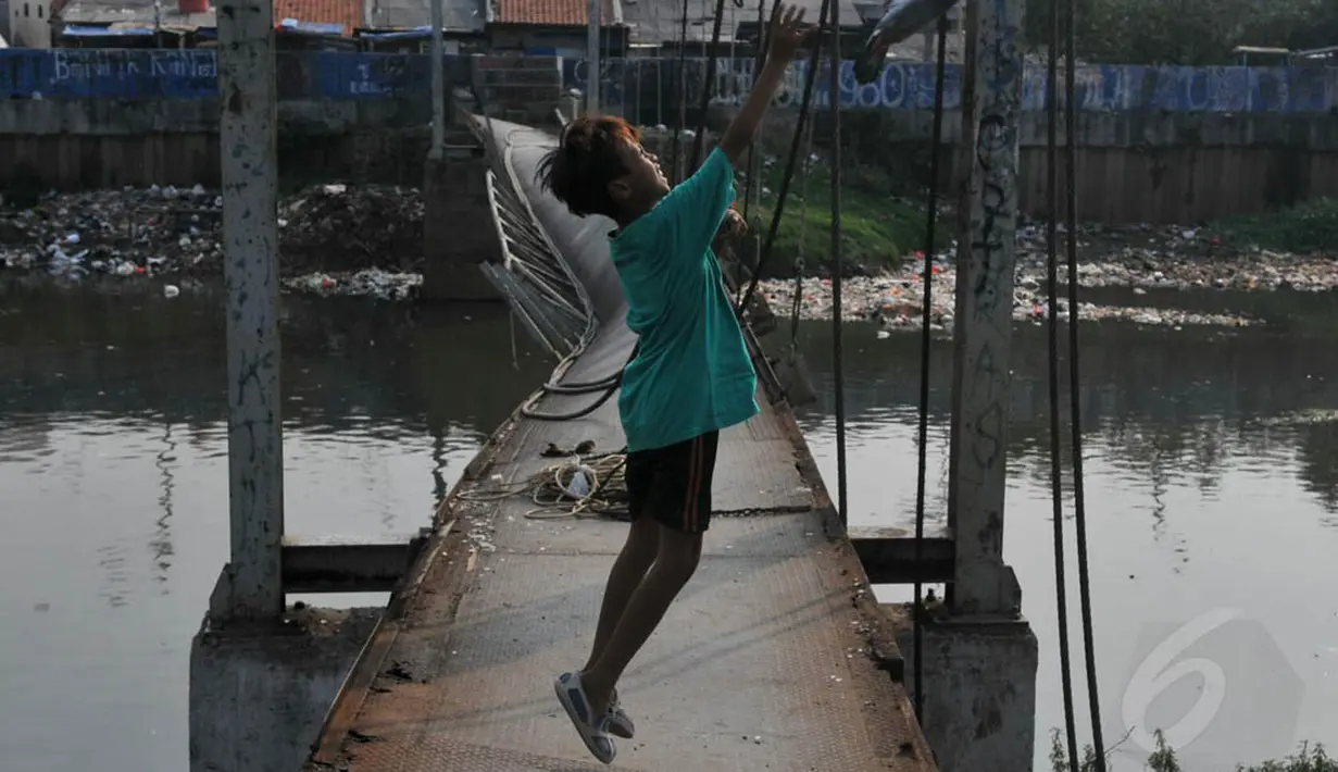 Penyebab jembatan itu nyaris ambruk karena tali beton penyangga utama jembatan tersebut putus di salah satu sisinya, Jakarta, (1/9/14). (Liputan6.com/Johan Tallo)