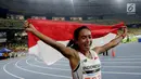 Pelari Indonesia Triyaningsih membawa bendera merah putih setelah mencapai garis finis dalam cabang olahraga atletik nomor lari 10 km putri SEA Games 2017 di Stadion Nasional Bukit Jalil, Malaysia, Kamis (24/8). (Liputan6.com/Faizal Fanani)