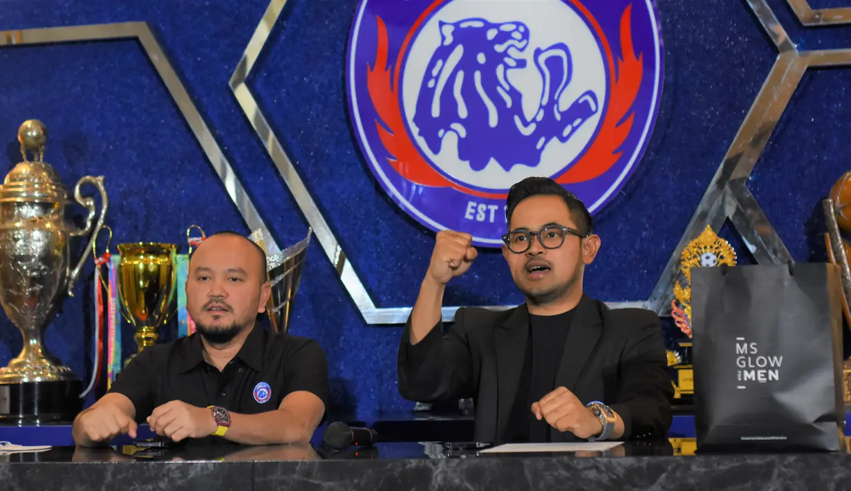 <p>Manajer dan Presiden Arema FC, Ali Rifki dan Gilang Widya Pramana, dalam sesi jumpa pers di kantor manajemen Singo Edan, Rabu (27/4/2022) sore WIB.</p>