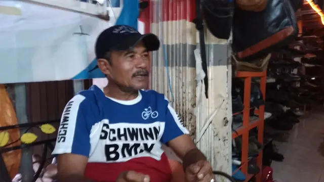 Sastra Bakti Salam (59), pemilik toko "Tgk. Monja Klass" (Liputan6.com/Rino Abonita)