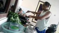 Saat Kas Hartadi Bersenjata Wajan dan Kompor di Dapur 