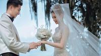 Putri mendiang raja judi Hong Kong, Stanley Ho, Laurinda Ho, menikah dengan kekasihnya, yang merupakan aktor, Shawn Dou, di Bali pada April 2023. (dok. Instagram @laurinda_ho/https://www.instagram.com/p/CrLcQxLS4yx/)