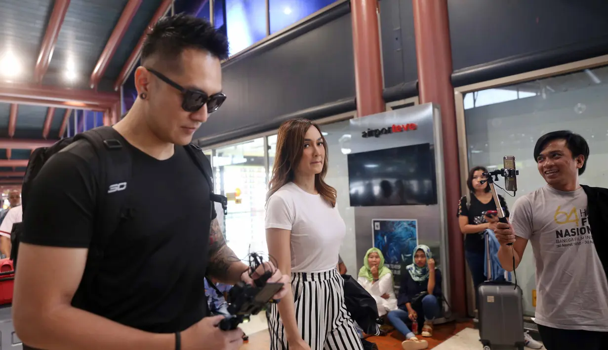 Selain persiapan yang matang, namun keberadaan sang istri, Sarah Wijayanto akan menjadi penyemangatnya untuk meraih hasil yang memuaskan. Akan berada di negeri Paman Sam selama 44 hari, Demian turut mengajak istrinya. (Nurwahyunan/Bintang.com)