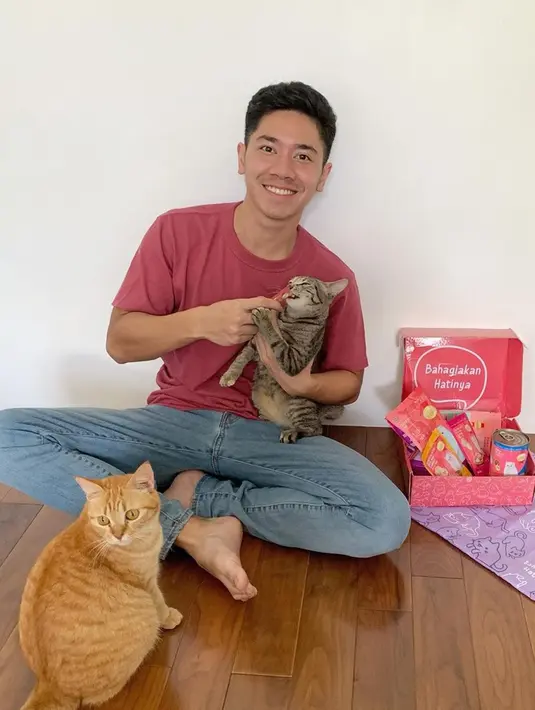 Selain merawat, Emir Mahira juga selalu memperhatikan setiap asupan 'anak bulu' kesayangannya itu. Ia selalu memberikan yang terbaik untuk tumbuh kembang yang baik pula. Dengan begitu, bintang film Rumah Tanpa Jendela ini bisa menyaksikan berbagai tingkah laku kucingnya sejak masih kecil hingga sebesar itu. (Liputan6.com/IG/@mahiraemir)