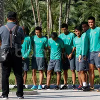 Para pemain Timnas Indonesia berdoa bersama usai melakukan sesi latihan ringan di Areal Hotel, (07/12/2016). (Bola.com/Peksi Cahyo)