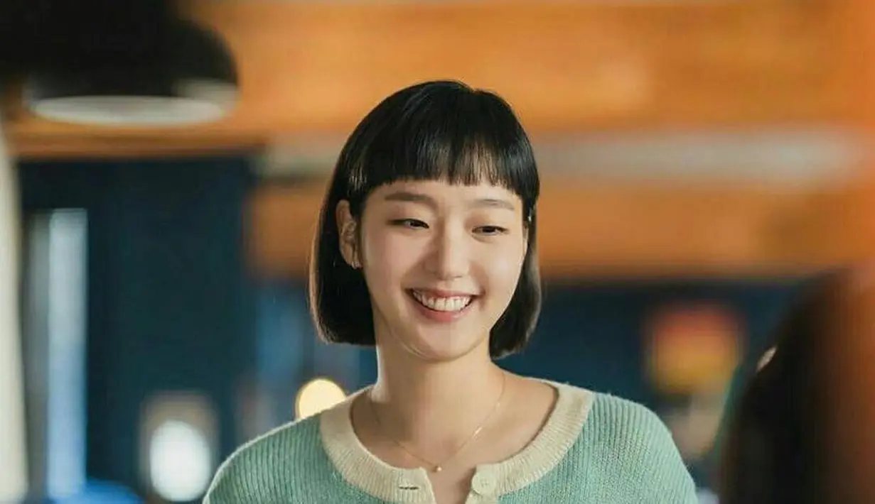 Untuk tampilan manis dan awet muda, kamu bisa tiru potongan rambut bob cut bangs ala pemeran Yumi dalam Yumi Cells, Kim Go Eun (Instagram/tving.official).