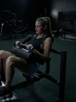 Hip thrust adalah latihan efektif untuk membentuk otot bokong dan meningkatkan stabilitas tubuh. Pahami teknik yang benar dan hindari kesalahan umum untuk hasil optimal./ Foto: pexels.com/@modelstma