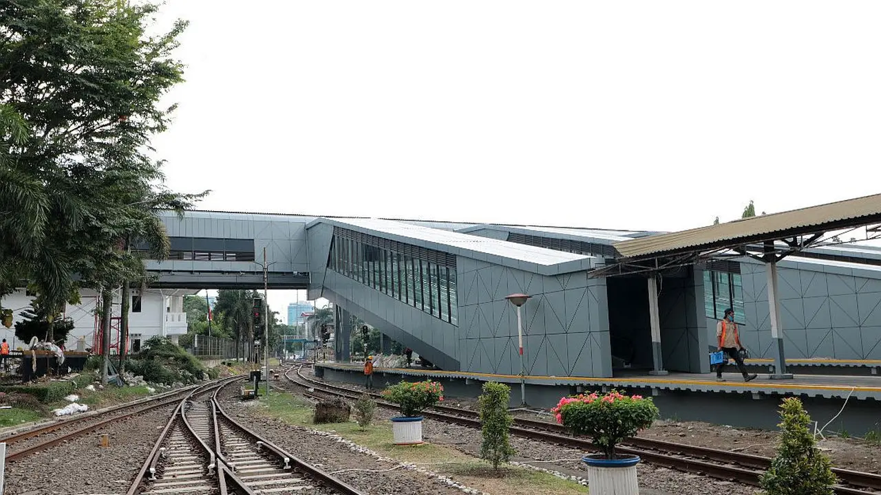 Jembatan modern (sky bridge) membentang dari arah selatan menuju utara di Stasiun Bandung. Skybridge omo sudah diujicoba pada 23 September 2020. (Arie Nugraha/Liputan6.com)