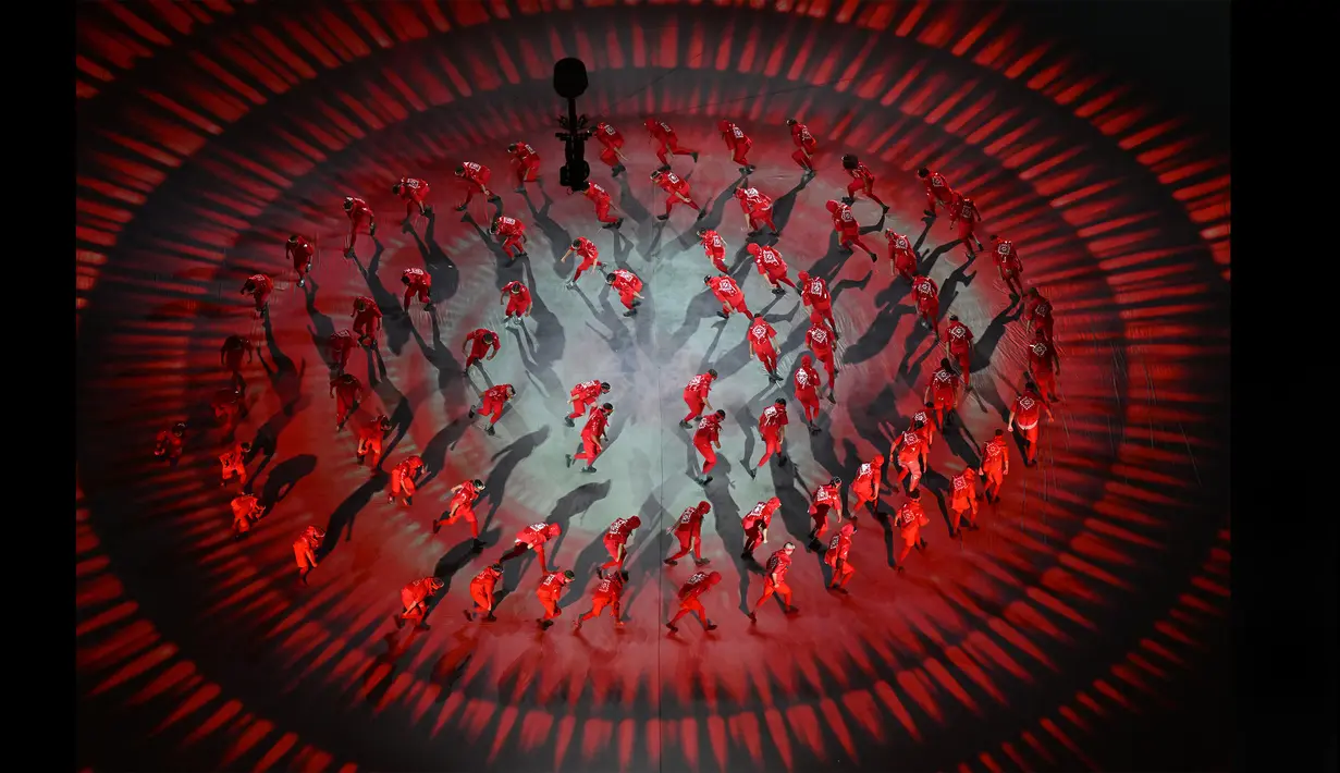 <p>Penampilan dari sejumlah penari saat upacara pembukaan Piala Dunia 2022 di Stadion Al-Bayt, Qatar, Minggu (20/11/2022). (AFP/Kirill Kudryavtsev)</p>