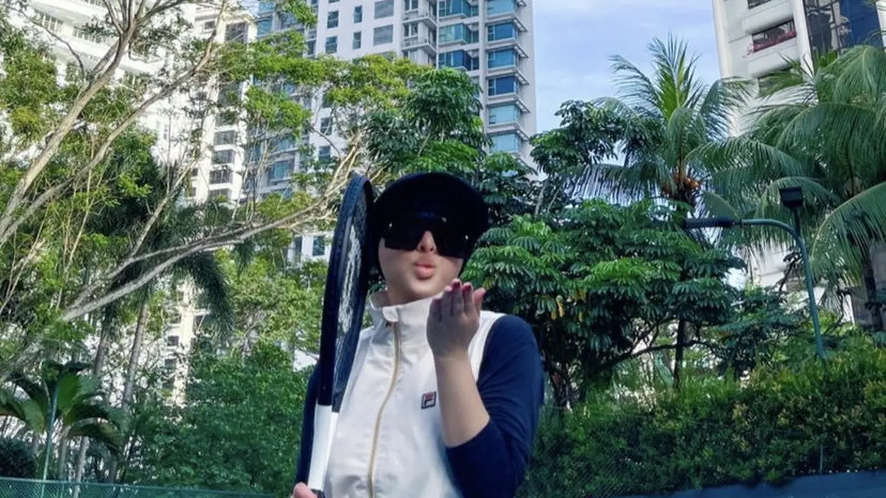 Tampilan Baju Olahraga Syahrini saat Bermain Tenis, credit: (@princessyahrini)