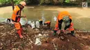 Sejumlah petugas PPSU atau pasukan oranye menggunakan karung mengumpulkan rumput liar dan sampah mengendap di tepi kali Ciliwung, Lenteng Agung , Jakarta, Sabtu (28/10). Hal itu dilakukan demi menjaga kebersihan kali Ciliwung. (Liputan6.com/Helmi Afandi)