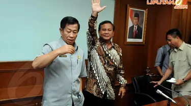  Capres Gerindra, Prabowo Subianto menemui Ketua Umum Persatuan Purnawirawan dan Warakawuri TNI dan Polri (Pepabri) Agum Gumelar(Liputan6/Johan Tallo)