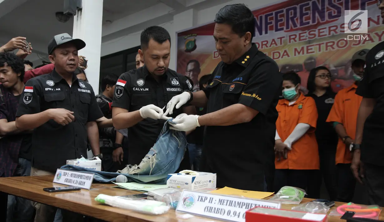 Polisi menunjukkan celana dari tunangan Dhawiya Zaida, Muhammad yang digunakan saat membawa sabu di Polda Metro Jaya, Jakarta, Sabtu (17/2). (Liputan6.com/Arya Manggala)