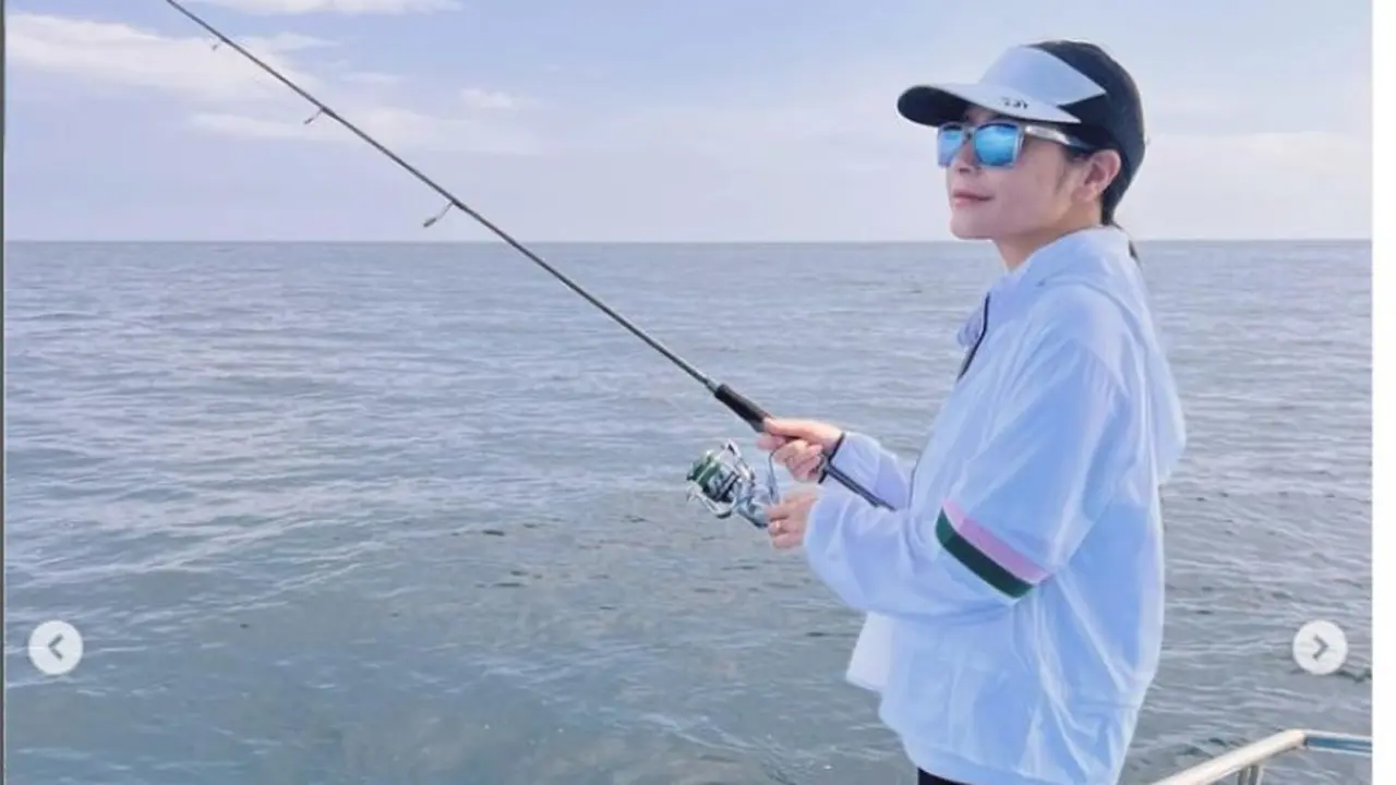 Pergi ke Laut Usai Bertemu Banyak Orang Saat Lebaran, Prilly Latuconsina Mengaku Introvert
