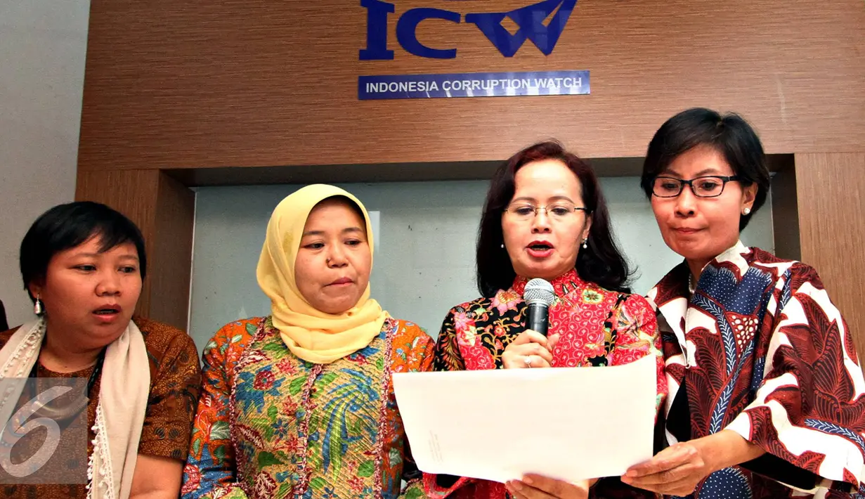 Anggota Pansel Capim KPK Betty Alisjahbana (kedua kanan) didampingi Anis Hidayah, Lelyana Santosa, Tri Mumpuni menyampaikan pernyataan sikap kriminalisasi terhadap Bambang Widjojanto di ICW, Jakarta, Senin (12/10/2015). (Liputan6.com/Immanuel Antonius)