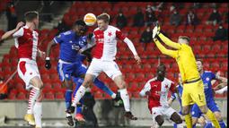 Daniel Amartey (dua kiri) pun dibuat kesulitan untuk menembus ketatnya lini belakang tuan rumah yang dikawal empat bek. (Foto: AP/Petr David Josek)