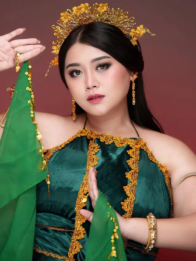6 Potret Clarissa Putri Parodikan Badarawuhi Pakai Ular Sungguhan, Tuai Pujian