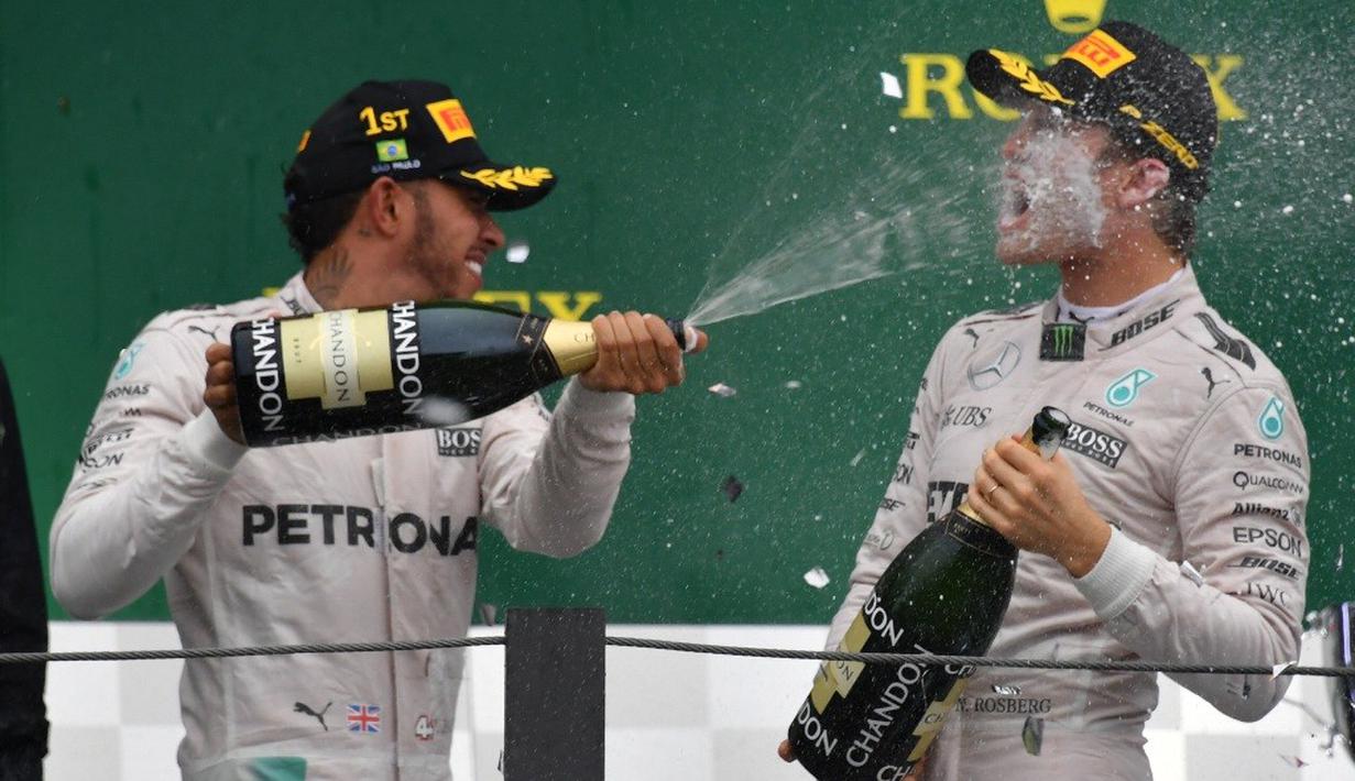 Fakta ini membuat persaingan perebutan gelar juara dunia F1 menjadi kian sengit antara Lewis Hamilton dan Nico Rosberg. Balapan terakhir di Abu Dhabi, 27 November 2016, pun menjadi seri penentu. (AFP/Melson Almeida)
