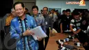 Jahja Setiaatmadja yang mengenakan batik berwarna biru menebar senyumnya usai memberi keterangan pers di Menara BCA, Jakarta, Selasa (22/4/2014) (Liputan6.com/Johan Tallo).