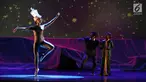 Aksi penari saat latihan untuk pertunjukkan Little Prince di Teater besar, Taman Ismail Marzuki, Jakarta, Jumat (8/12). Little Prince akan digelar pada Sabtu (9/12/2017) pada jam 19.00 dan Minggu (10/12/2017) pada jam 16.00. (Liputan6.com/Herman Zakharia)