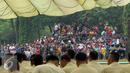 Antusias Warga menyaksikan hari HUT Kopassus ke-64 di Makopassus, Jakarta, Sabtu (16/4). HUT Kopassus dihadiri Menkopolhukam luhut Binsar Pandjaitan dan Panglima TNI Gatot N. (Liputan6.com/Helmi Afandi)