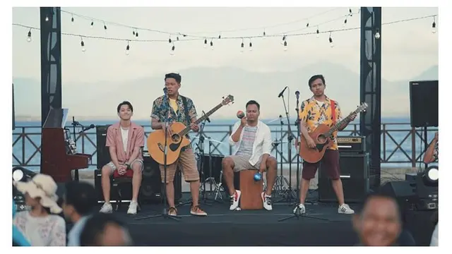 6 Gaya Bayu Skak saat Manggung dengan Gitar Bass, Curi Perhatian