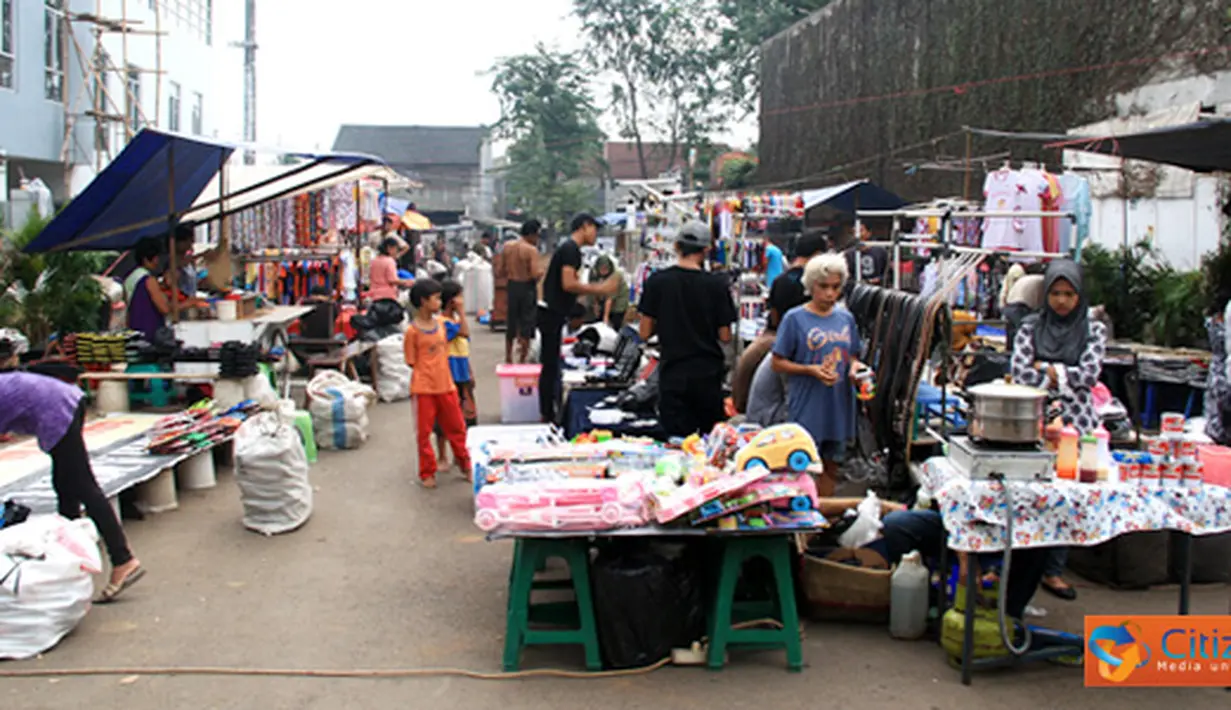 Citizen6, Jakarta: Para pedagang pasar kaget di arteri Pangeran Antasari sedang mengelar dagangan.