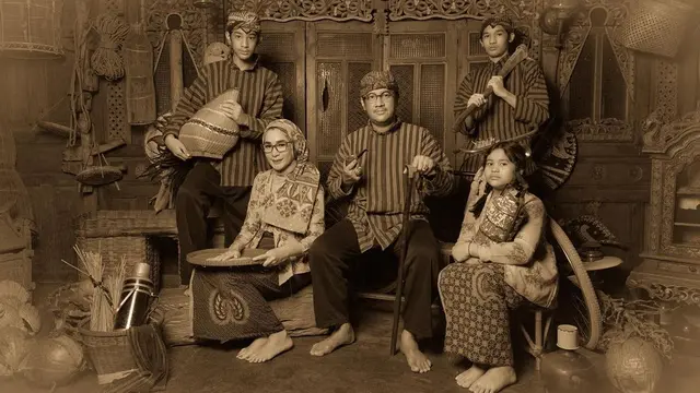6 Potret Keluarga Andre Taulany Pakai Busana Tradisional Jawa, Curi Perhatian