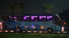 Sebuah bus yang membawa rombongan Timnas Argentina setelah mendarat di Bandara Soekarno Hatta, Tangerang, Jumat (16/6/2023) malam. (Bola.com/M Iqbal Ichsan)