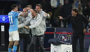 Pelatih Napoli Antonio Conte (paling kanan) merayakan gol Matteo Politano ke gawang AC Milan. (CARLO HERMANN / AFP)