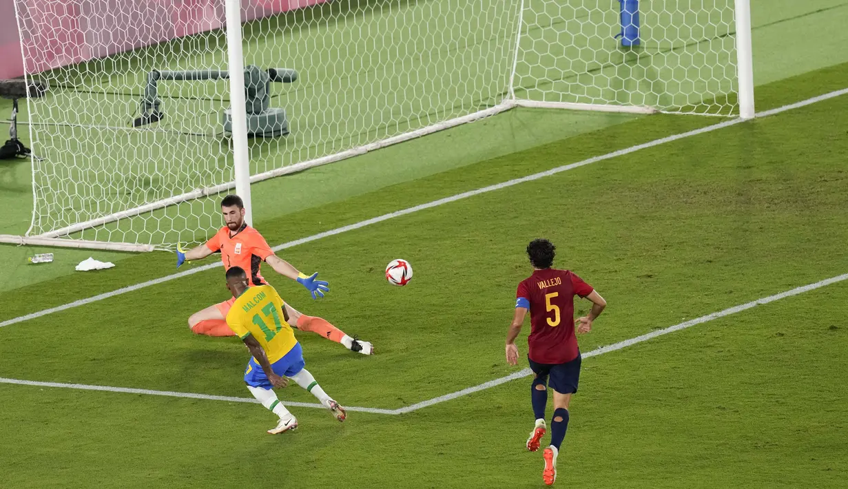 Pada extra time, Timnas Brasil mampu mencetak gol kedua berkat sepakan Malcolm pada menit ke-108. Umpan lambung jauh yang dilepaskan Antony diterima dengan baik oleh Malcolm. Dengan tenang, eks gelandang Barcelona itu menjaringkan bola ke dalam gawang Unai Simon. (Foto: AP/Martin Mejia)